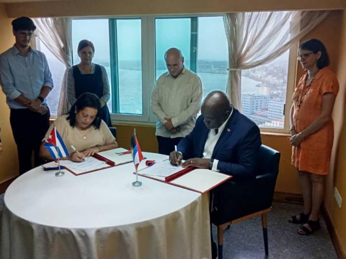 Mayra Arevich Marín, Ministra de Comunicaciones y el Honorable Melford Nicholas, Ministro de Información, Radiodifusión, Telecomunicaciones, Tecnología de la Información, Utilidades y Energía de Antigua y Barbuda firmaron en la Habana un acuerdo de colaboración en infraestructura digital y la innovación tecnológica.