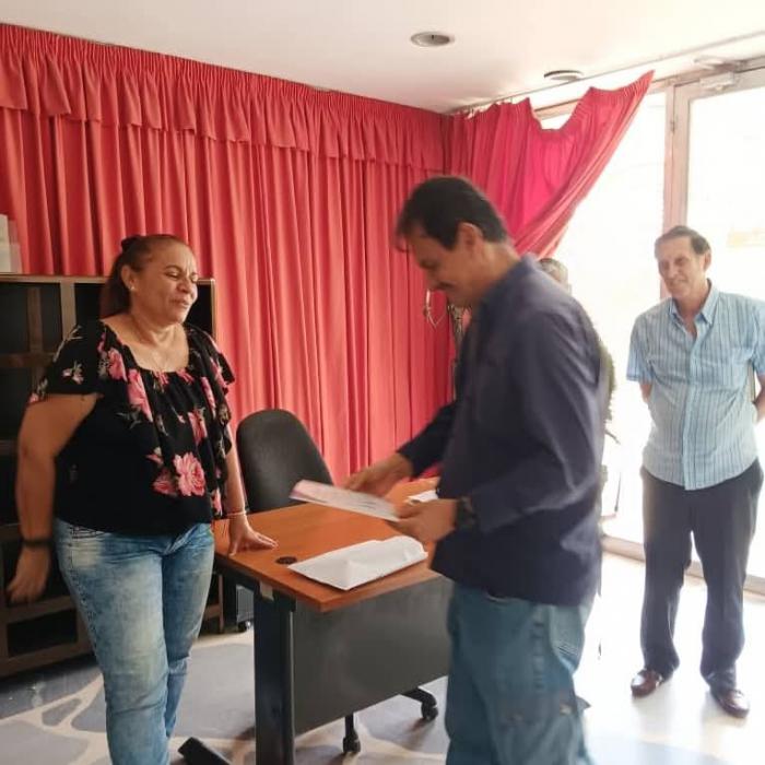 Museo Postal Cubano entrega reconocimiento a filatélico colombiano