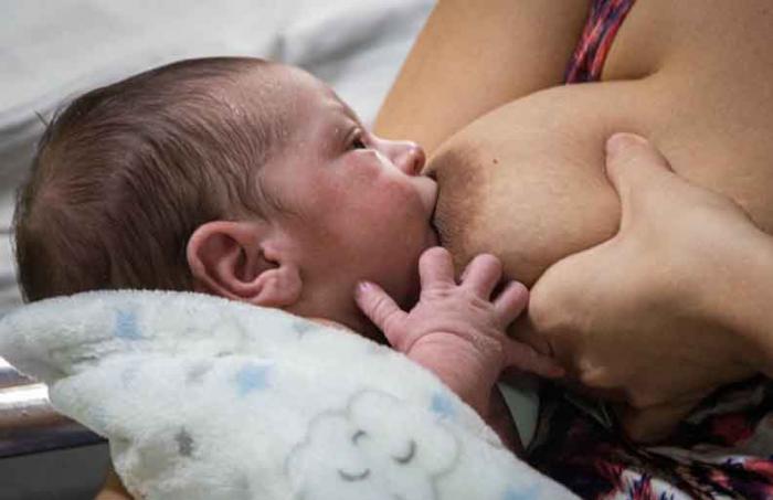 Incentivar y crear conciencia en las recién paridas sobre el valor que tiene la lactancia materna exclusiva para los bebés, es labor cotidiana para los profesionales del bloque materno del Hospital General Abel Santamaría, en Pinar del Río, Cuba, 4 de agosto de 2021. ACN FOTO/Rafael FERNÁNDEZ ROSELL/dirr