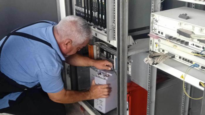 Instalación de los nuevos bancos de baterías en gabinetes telefónicos en La Habana