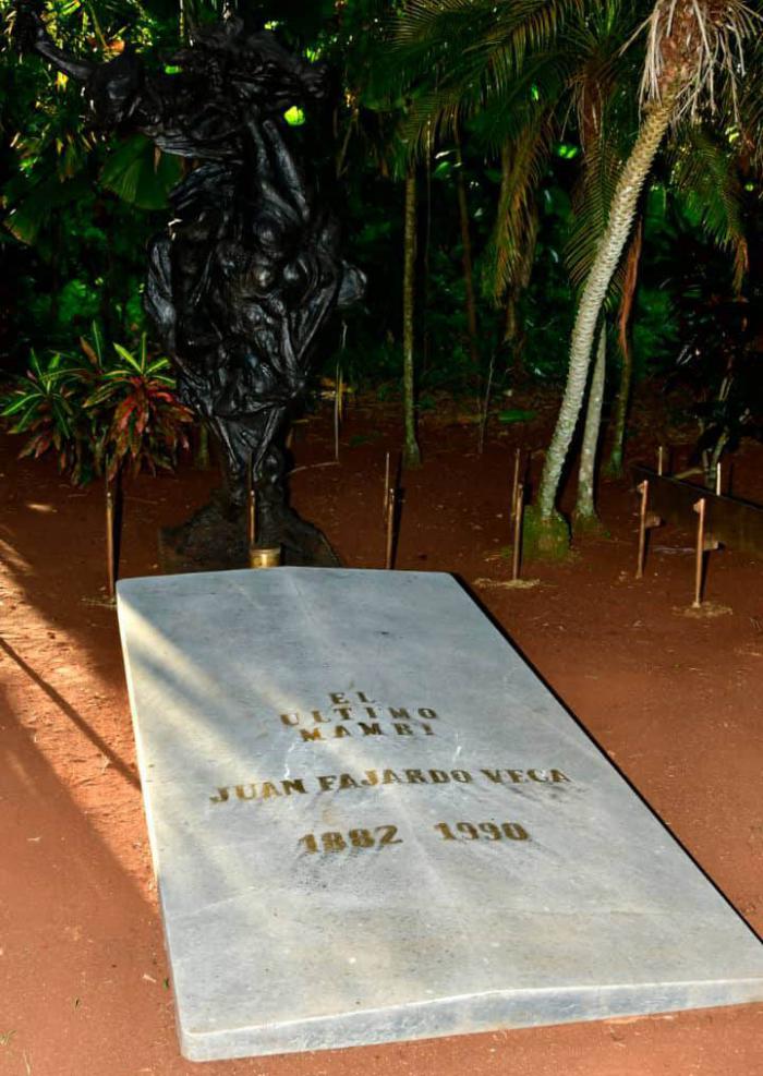 Tumba en El Cacahual de Juan Fajardo Vega, el último mambí