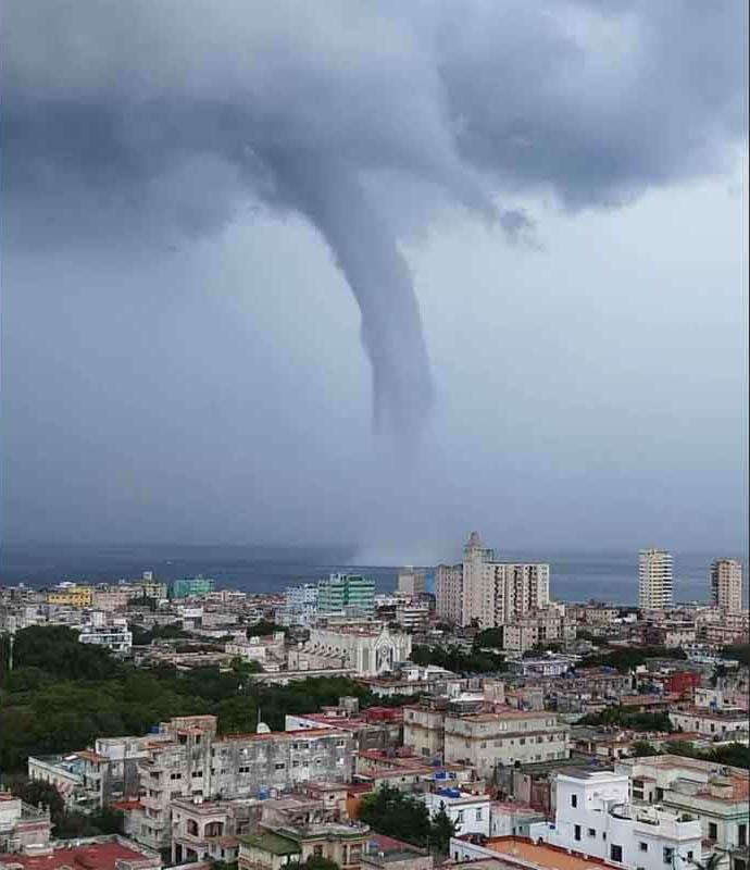 Tromba marina frente al malecón de La Habana