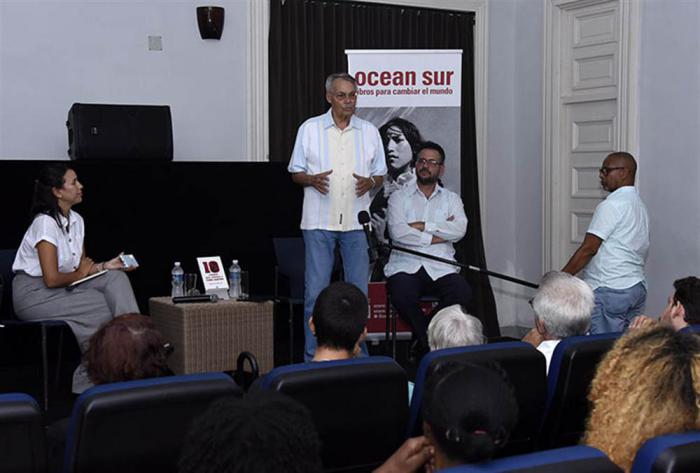 Fabián Escalante en presentación de libro de su autoría sobre 10 intentos para asesinar Fidel Castro