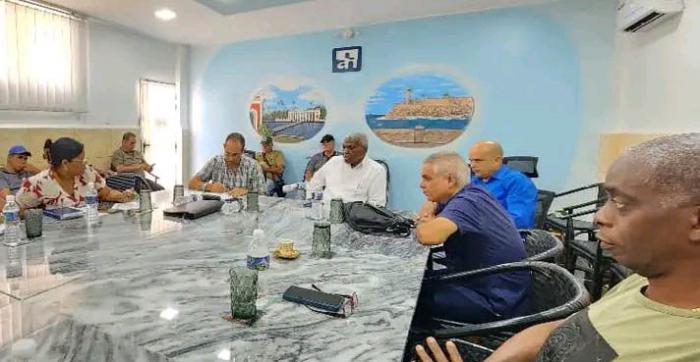 Esteban Lazo y Liván Izquierdo en reunión en Aguas de La Habana
