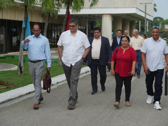Director general de la Alianza Solar Internacional recorre Centro de Inmunología Molecular