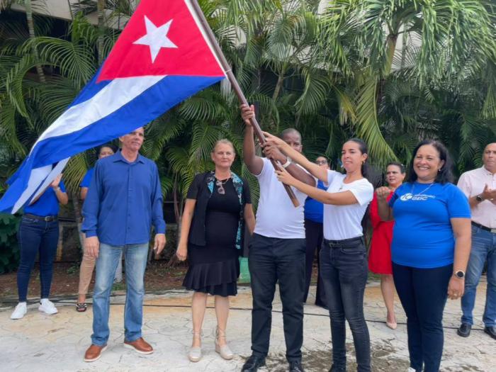 Abanderado en La Habana Destacamento Comunicadores del Centenario de Fidel
