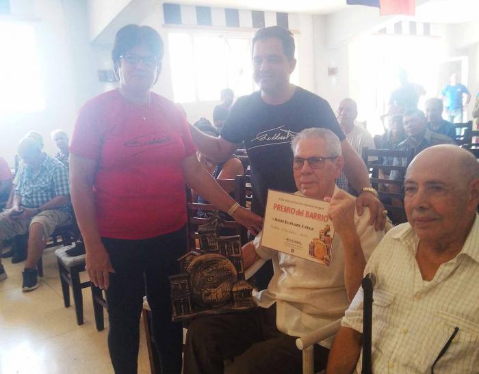 Jorge Lezcano recibe el Premio del Barrio