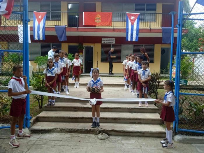 Escuela Unión internacional de Estudiantes fue el primer centro visitado.