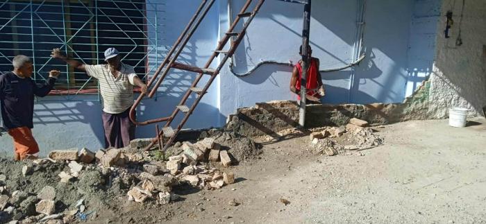 Trabajos en área del garaje de la funeraria del Cotorro