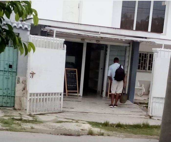 En la cafetería enclavada en la intersección de Finlay, Gertrudis y Lagueruela, en el municipio capitalino de Arroyo Naranjo no aceptan el pago en transferencia.