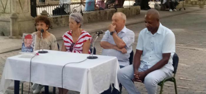 Irma Cáceres y Ovidio Cabrera (primera y tercero, de izq. a dcha) se refirieron a la concepción del texto y la relación de Fidel con los atletas.