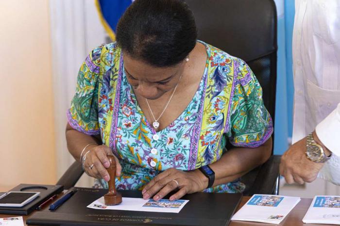Cancelan en la Habana sello postal por aniversario 65 de la FMC