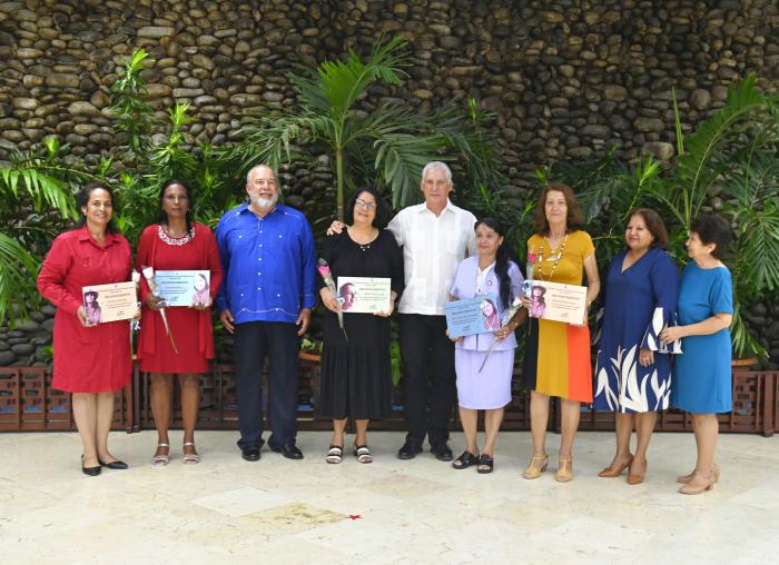 El Primer Secretario del Comité Central del Partido Comunista de Cuba y Presidente de la República, Miguel Diaz Canel Bermudez, encabezó este jueves la ceremonia de condecoración a destacadas mujeres cubanas 