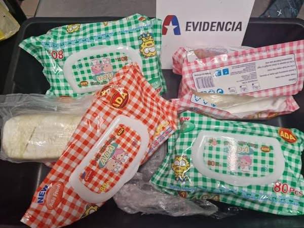  Cocaína oculta en paquetes de toallas húmedas detectada en el aeropuerto de La Habana.
