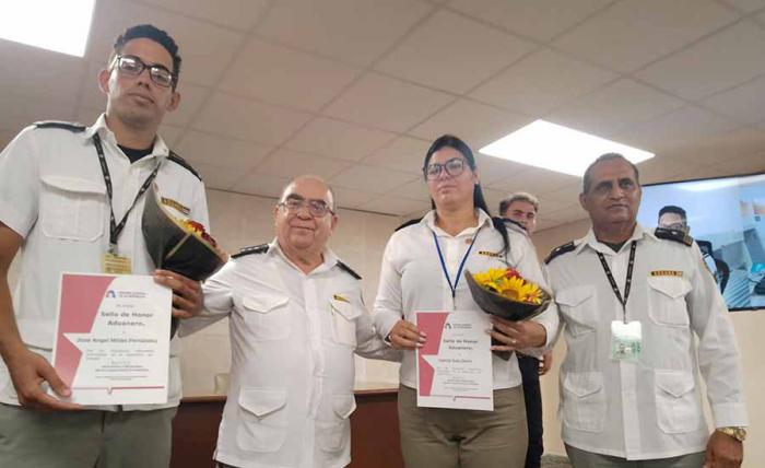 Reconoce la Aduana a oficiales que impidieron introducción de sustancias explosivas y drogas