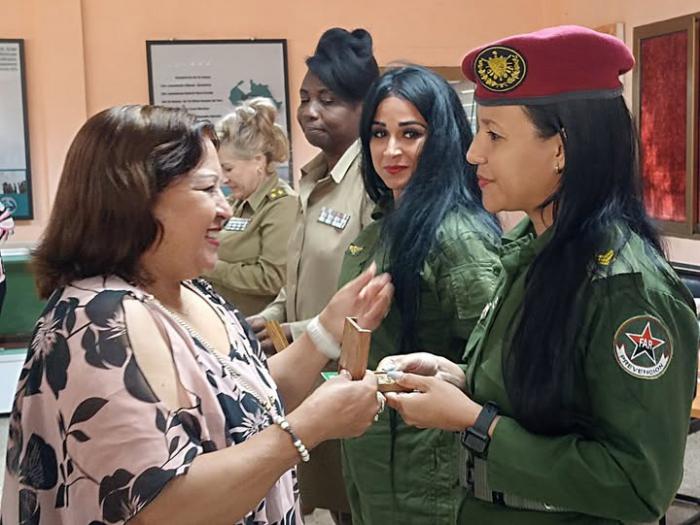 El momento fue propicio para entregar el sello conmemorativo Aniversario 65 de la FMC a mujeres destacas en la defensa.