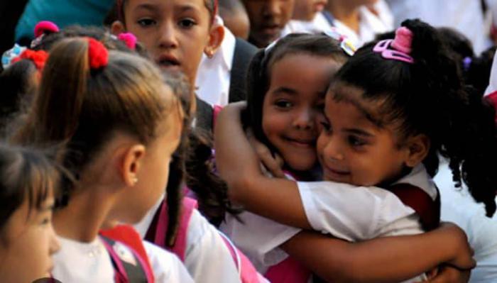 Niños y niñas inician curso escolar