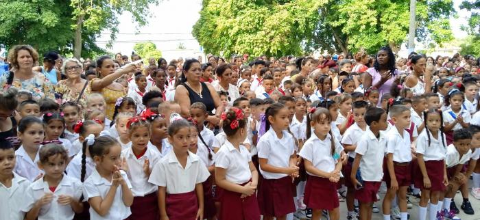 Algunos de los momentos del acto en el Cotorro.
