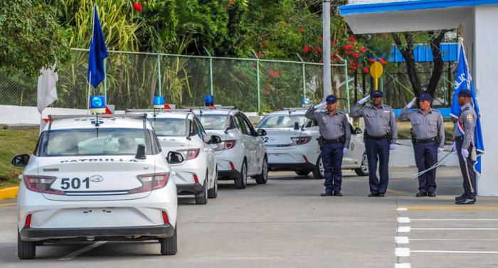 Policías cubanos y sus carros patrullas