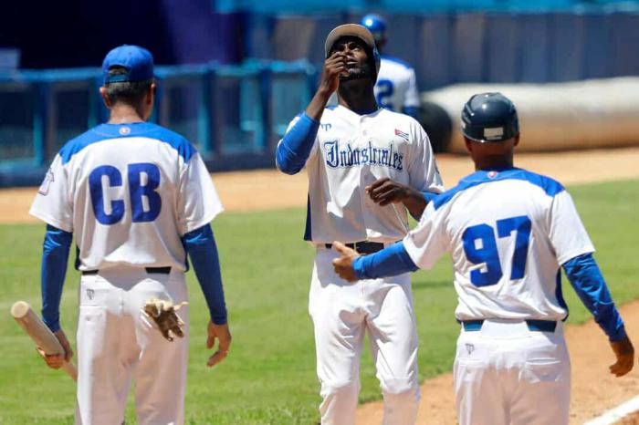 Foto: Tribuna de La Habana. Industriales a punto de dominar subserie beisbolera vs Cienfuegos