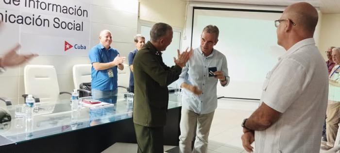 El presentador y locutor Floilán Arencibia recibió el Sello Conmemorativo 50 Aniversario del Movimiento de Artistas Aficionados del Minint.