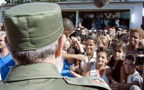 Fidel compartiendo con el pueblo