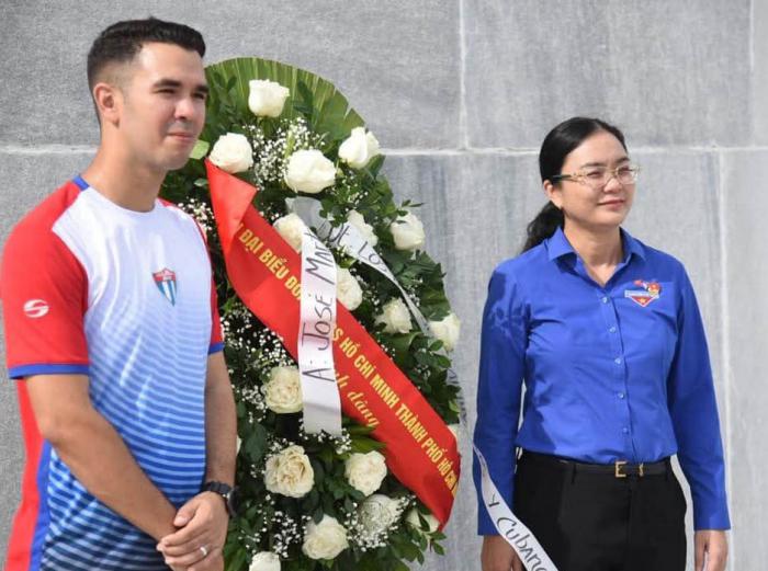 Dirigentes juveniles de Cuba y Viet Nam rindieron homenaje al Héroe Nacional José Martí.