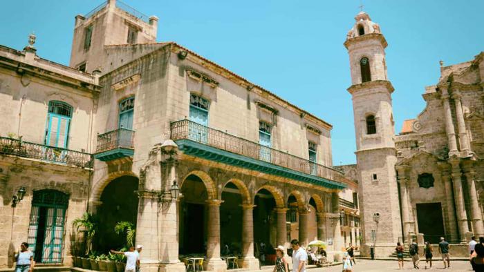 Parte de la plaza de la Catedral en La Habana