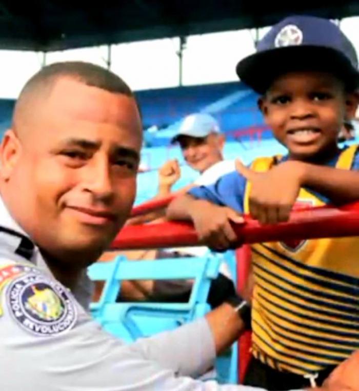 Un gesto que robó sonrisas en el Latino
