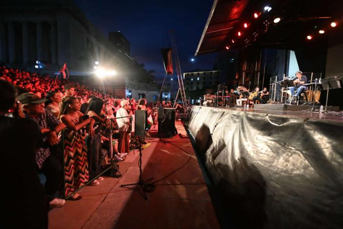 Concierto de Silvio en la escalinata