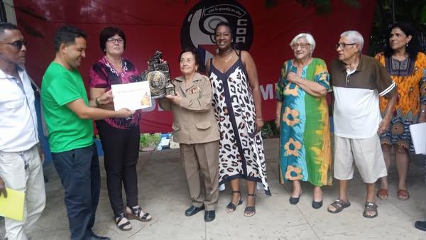 La Heroína de la República General de Brigada de la reserva Delsa Esther Pueblas Viltres (Teté) recibió el Premio del Barrio de los CDR.