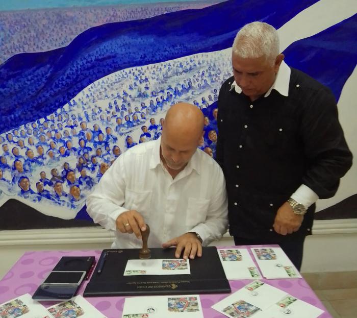 Gerardo Hernández Nordelo, coordinador Nacional de los CDR, realizó la cancelación del Sello Postal Rememorativo con motivo del aniversario 65 de la Mayor Organización de masas del país.