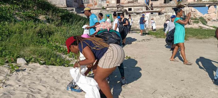 Limpieza de playa en Guanabo, contribución de proyecto Menos desechos plásticos
