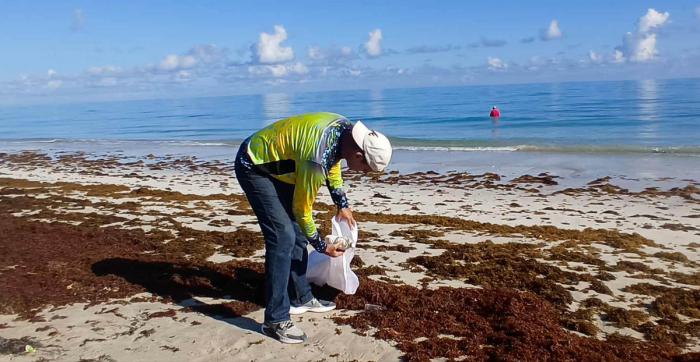 Limpieza de playa en Guanabo, contribución de proyecto Menos desechos plásticos