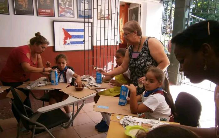 Eloísa Carreras Varona con integrantes del proyecto Crónicas