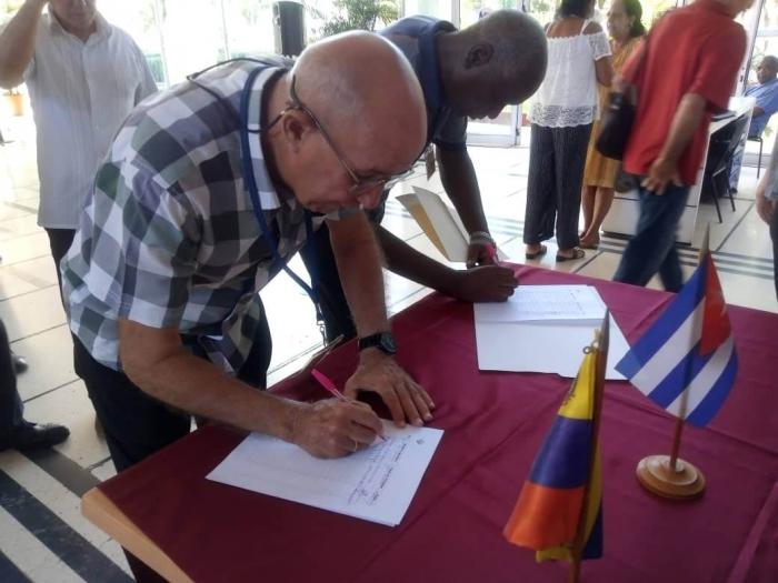 En sede del MITRANS, firmas en solidaridad con Venezuela