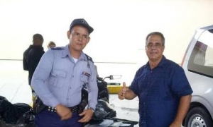 El Primer Sub-Oficial Alexis Pérez Rodríguez, combatiente de la PNR en el Aeropuerto Internacional José Martí, junto al pasajero Ernesto Méndez Rubio, propietario de la billetera.