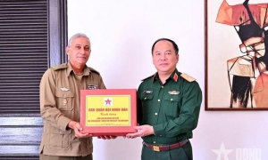 La delegación del Periódico Quan Doi Nhan Dan del Ejército Popular de Vietnam encabezada por el General de Brigada Doan Xuan Bo, editor en jefe, fue recibida por el General de Brigada Marcelo Pérez, 2do. jefe de la Dirección Política de las FAR.