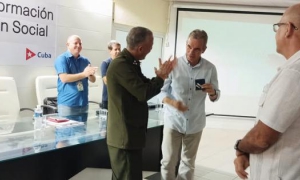 El presentador y locutor Floilán Arencibia recibió el Sello Conmemorativo 50 Aniversario del Movimiento de Artistas Aficionados del Minint.