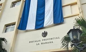 Fiscalia Provincial de la Habana recibe la insignia 65 aniversario de los CDR