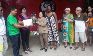 La Heroína de la República General de Brigada de la reserva Delsa Esther Pueblas Viltres (Teté) recibió el Premio del Barrio de los CDR.
