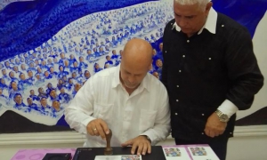 Gerardo Hernández Nordelo, coordinador Nacional de los CDR, realizó la cancelación del Sello Postal Rememorativo con motivo del aniversario 65 de la Mayor Organización de masas del país.