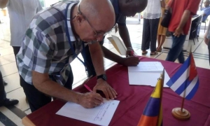 En sede del MITRANS, firmas en solidaridad con Venezuela