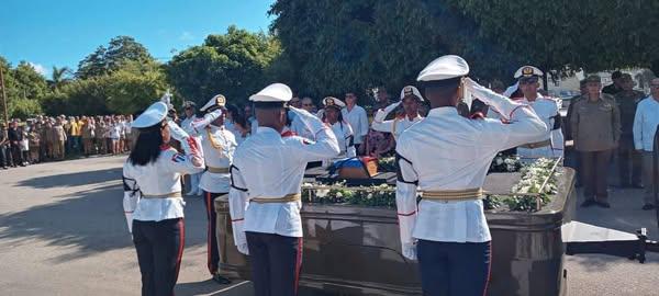 El Vicealmirante de la reserva Pedro Miguel Perez Betancourt recibió honores militares  en el Panteón de las FAR de la Necrópolis de Colon en La Habana