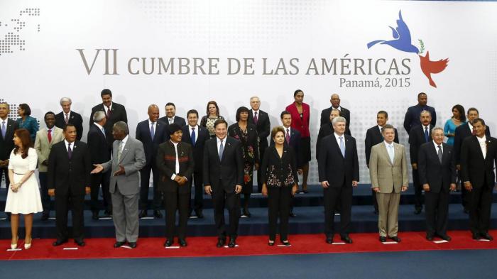 Jefes de Estado Heads of states pose for the family photo of the VII Summit of the Americas in Panama City April 11, 2015.  REUTERS/Edgar Garrido