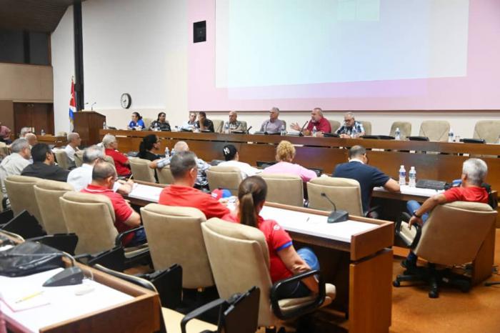 Este sábado la dirección del país sostuvo un encuentro con dirigentes de todas las organizaciones, instituciones y entidades a quienes concierne dar solución a los principales problemas que hoy tiene La Habana.