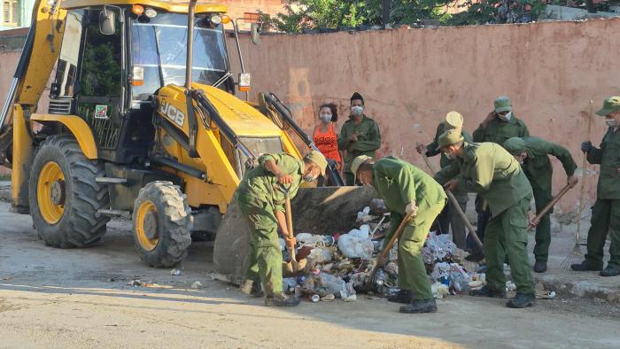 Efectivos de las Fuerzas Armadas Revolucionarias apoyan higienización en el consejo popular Cayo Hueso.
