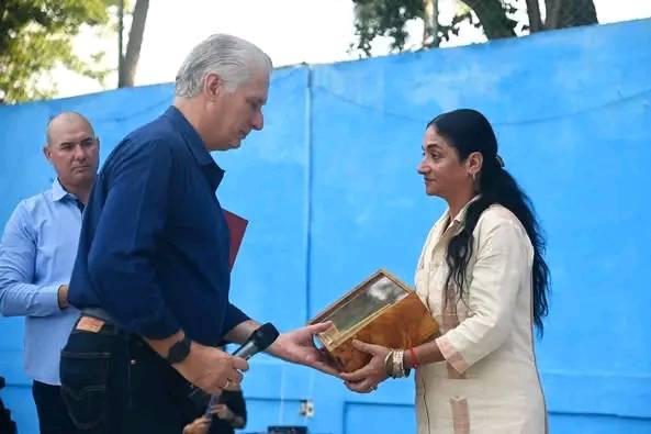 Presidente Díaz-Canel entrega donación a la escuela «Vo Thin Thang» en La Habana