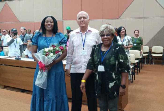 Omara Durán, a la izquierda, recibe el reconocimiento de manos de Jorge Luis Cala Ledesma  y Julia Gastón, presidente y vicepresidenta, respectivamente,  de la ANCI nacional.
