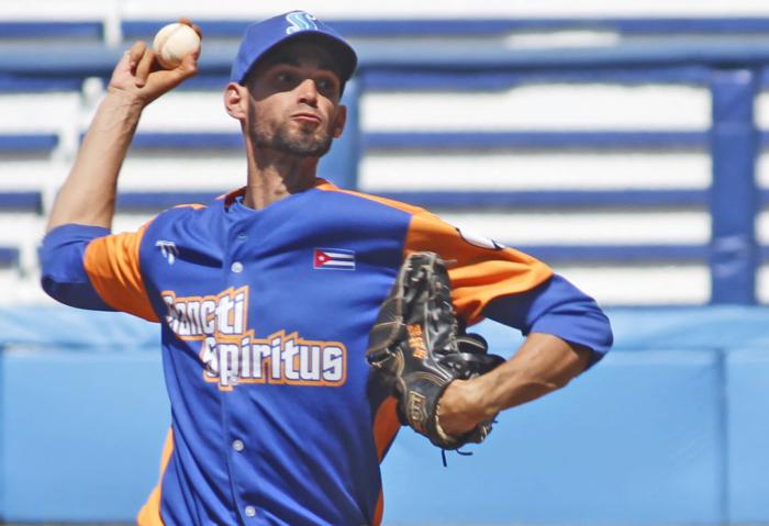 Gallos pican primero en el Coloso del Cerro 